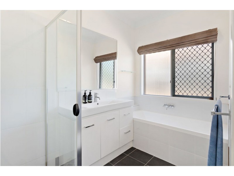 15 Stacey Close, Moggill QLD 4070