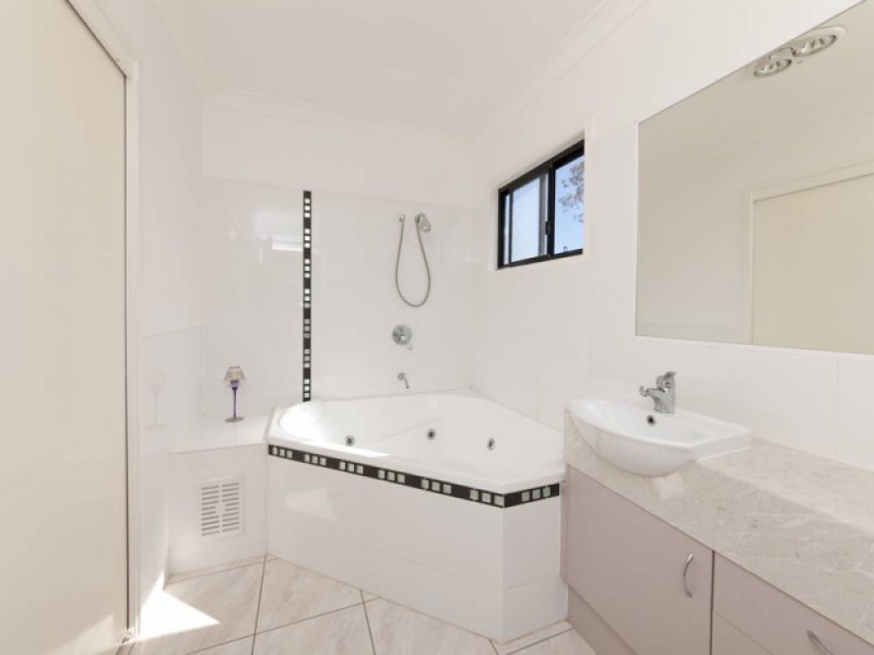 4 Pinehurst Court, Karana Downs QLD 4306