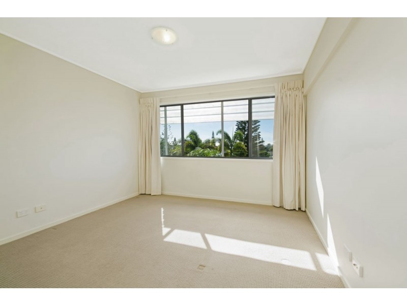 4 Grand Parade, Kawana Island QLD 4575