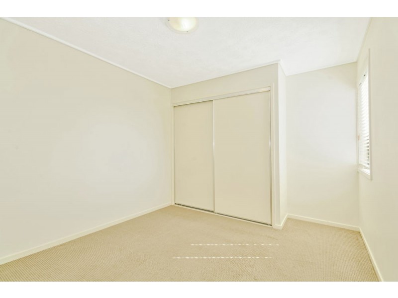 4 Grand Parade, Kawana Island QLD 4575