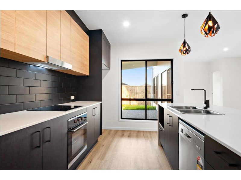 10 Lightning Street, Palmview QLD 4553
