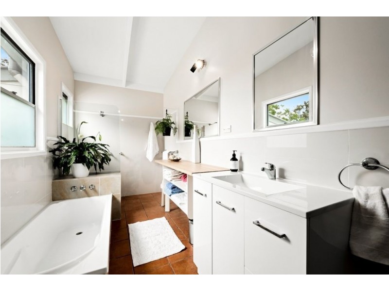 18 Hardings Road, Hunchy QLD 4555