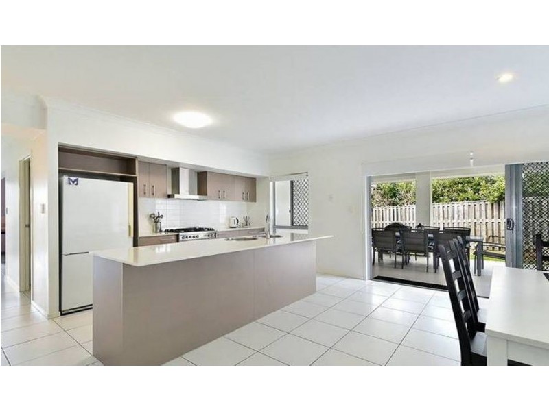 10 Crossing Drive, Eatons Hill QLD 4037