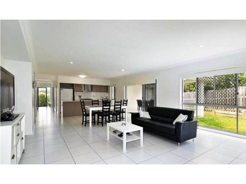 10 Crossing Drive, Eatons Hill QLD 4037