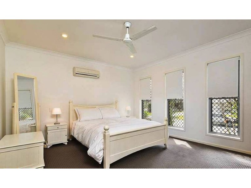 10 Crossing Drive, Eatons Hill QLD 4037