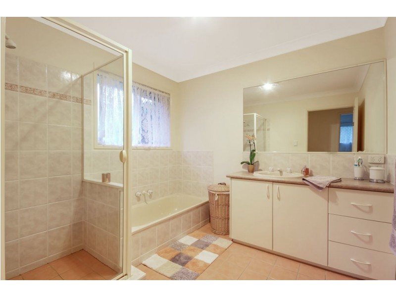 5 Silverwood Court, Ferny Hills QLD 4055