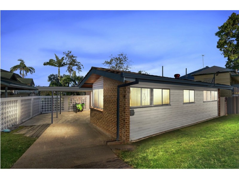 1129 South Pine Road, Arana Hills QLD 4054