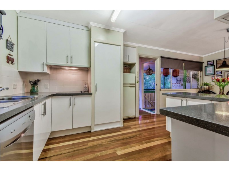 33 Caesar Road, Ferny Hills QLD 4055