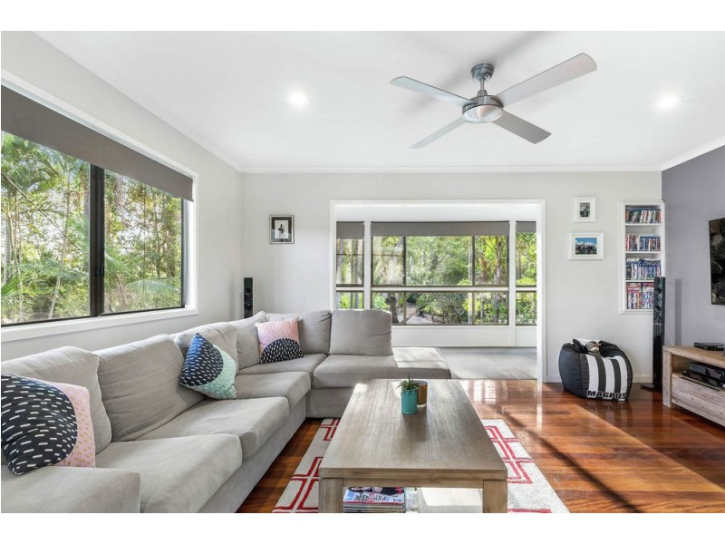 4 Camden Court, Arana Hills QLD 4054