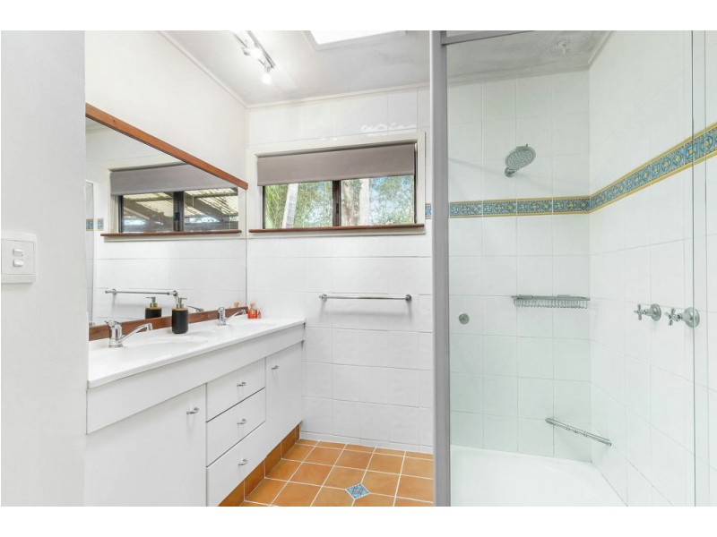 4 Camden Court, Arana Hills QLD 4054