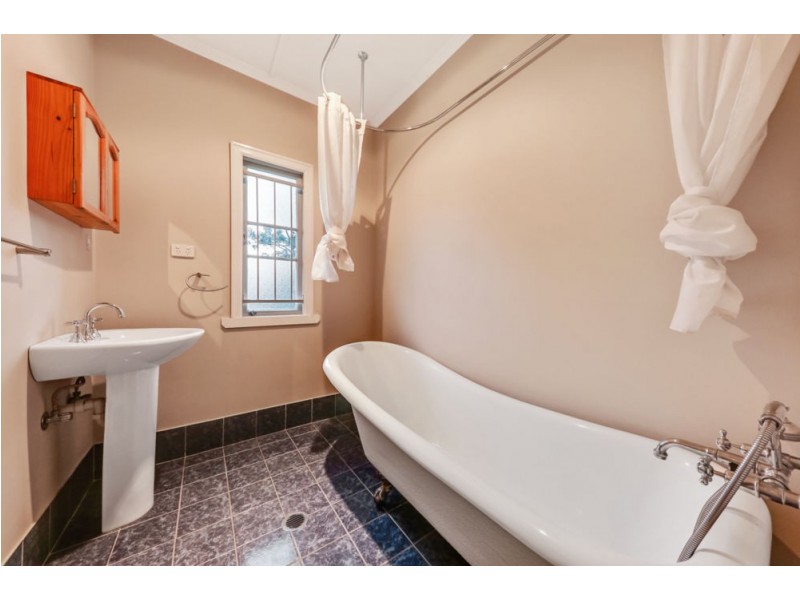 784 South Pine Road, Everton Hills QLD 4053