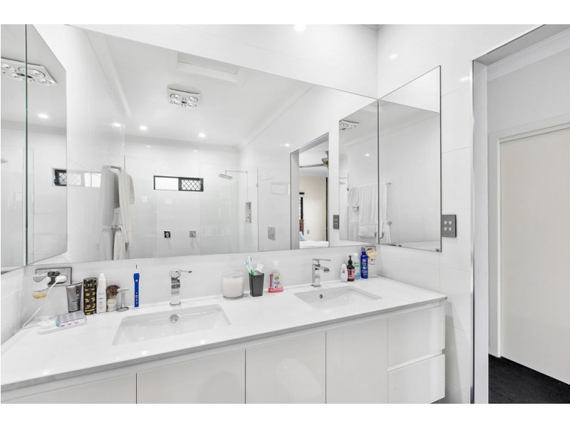 7 Bluewood Court, Ferny Hills QLD 4055