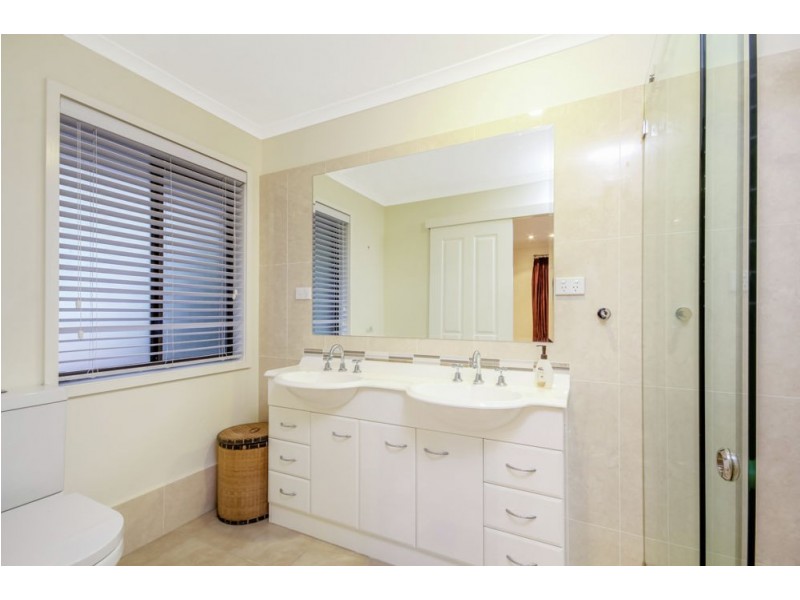 100 Kylie Avenue, Ferny Hills QLD 4055