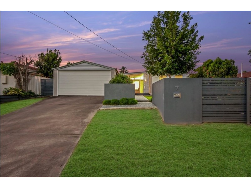 7 Dinterra Avenue, Ferny Hills QLD 4055
