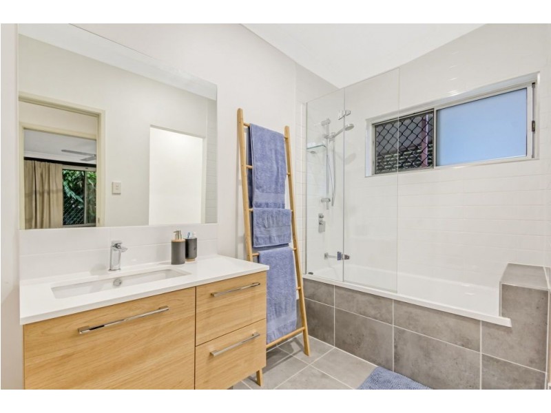 7 Dinterra Avenue, Ferny Hills QLD 4055
