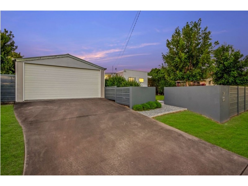 7 Dinterra Avenue, Ferny Hills QLD 4055