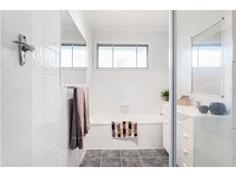 16 Dinterra Avenue, Ferny Hills QLD 4055