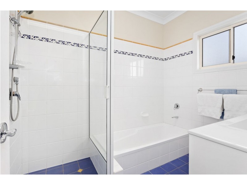 16 Howard Court, Arana Hills QLD 4054