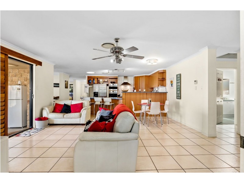 18 Valencia Court, Eatons Hill QLD 4037