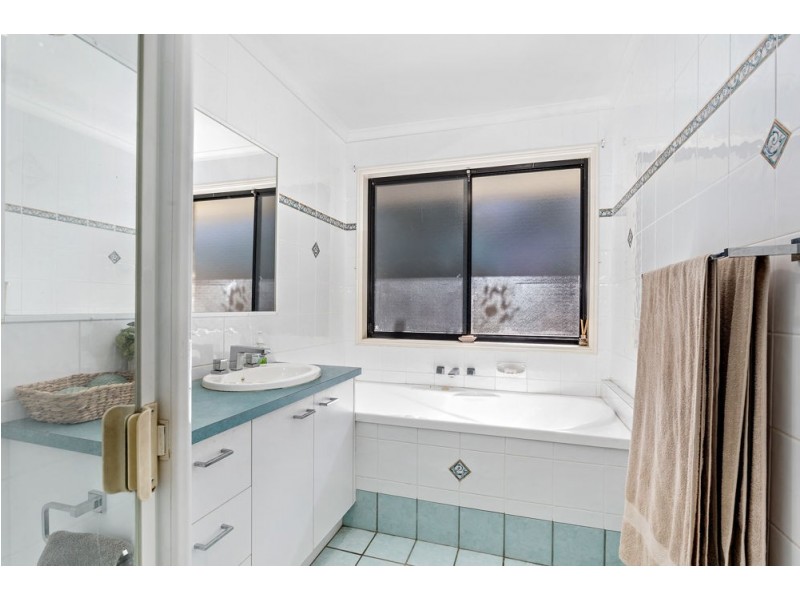 18 Valencia Court, Eatons Hill QLD 4037