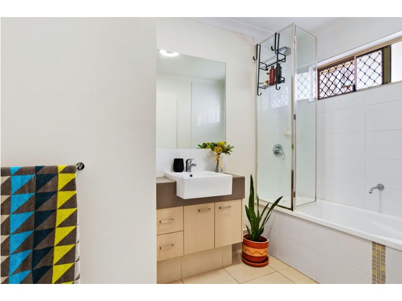 9 Walkers Road, Everton Hills QLD 4053