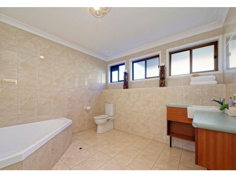 8 Dimboola Street, Bridgeman Downs QLD 4035