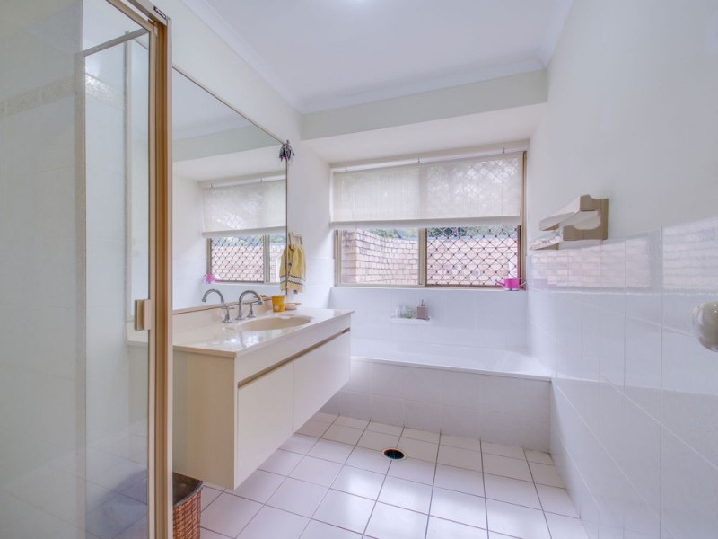 3 Manchester Court, Eatons Hill QLD 4037