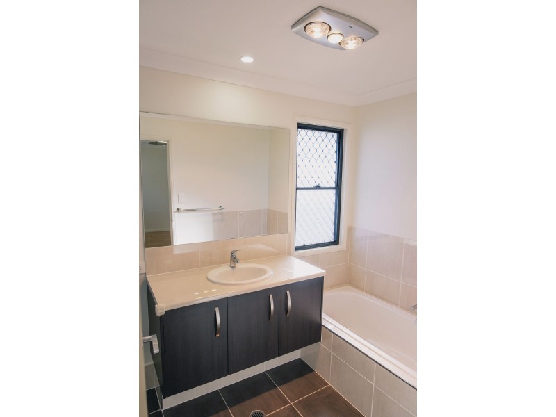 8 Jenolan Lane, Fitzgibbon QLD 4018