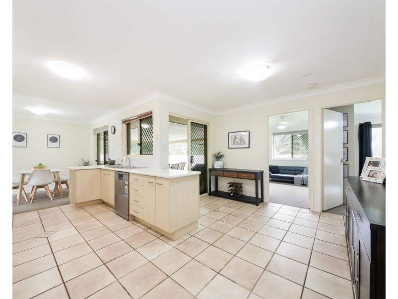 8 Ilona Place, Eatons Hill QLD 4037