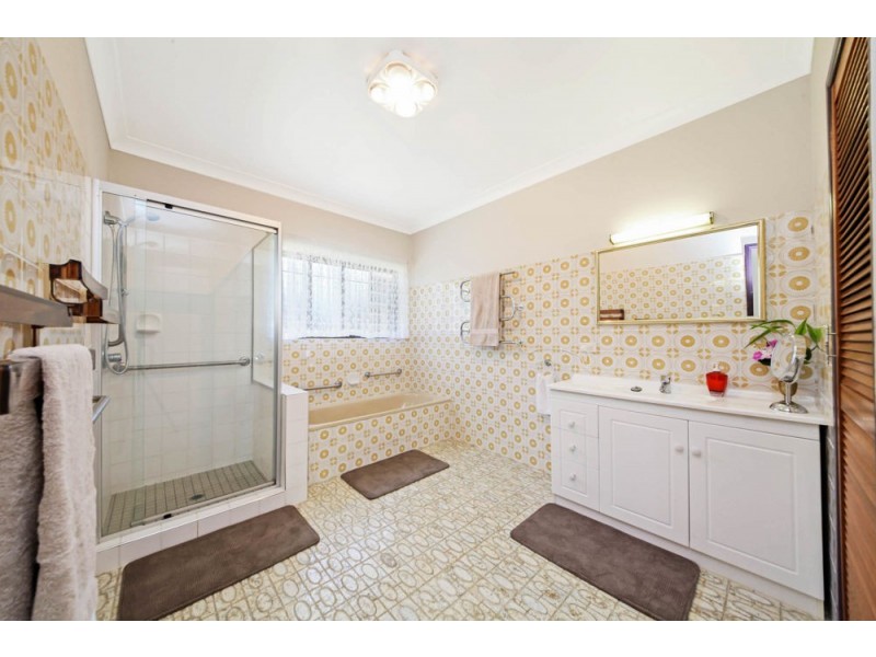 16 Whites Road, Chermside West QLD 4032