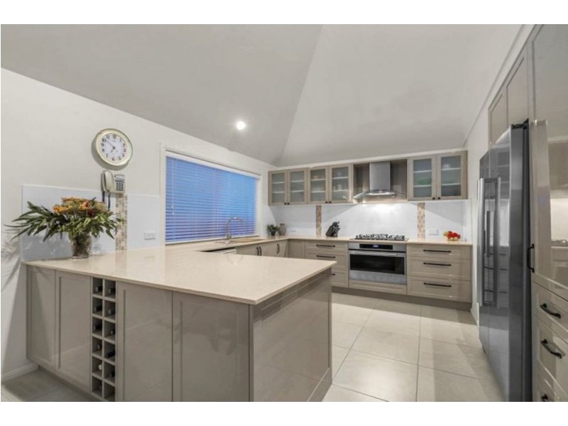 4 Tiffany Court, Eatons Hill QLD 4037