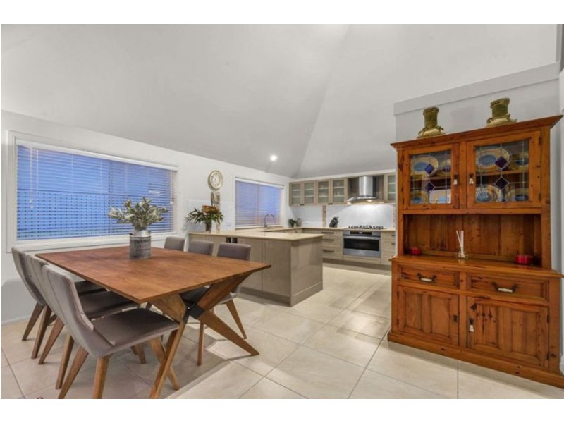 4 Tiffany Court, Eatons Hill QLD 4037