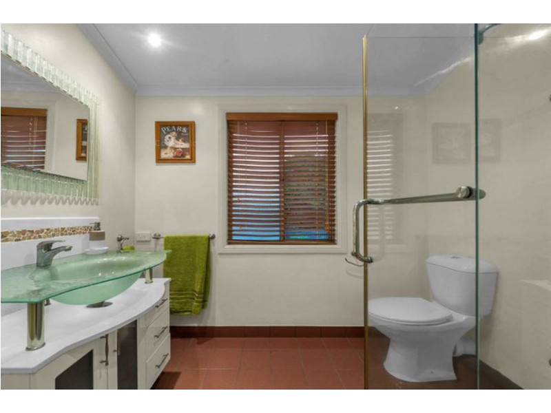 4 Tiffany Court, Eatons Hill QLD 4037