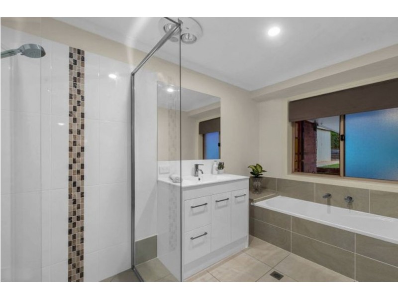 4 Tiffany Court, Eatons Hill QLD 4037