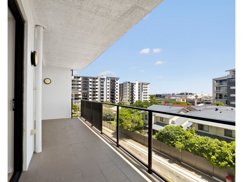202/27 Kingsmill Street, Chermside QLD 4032