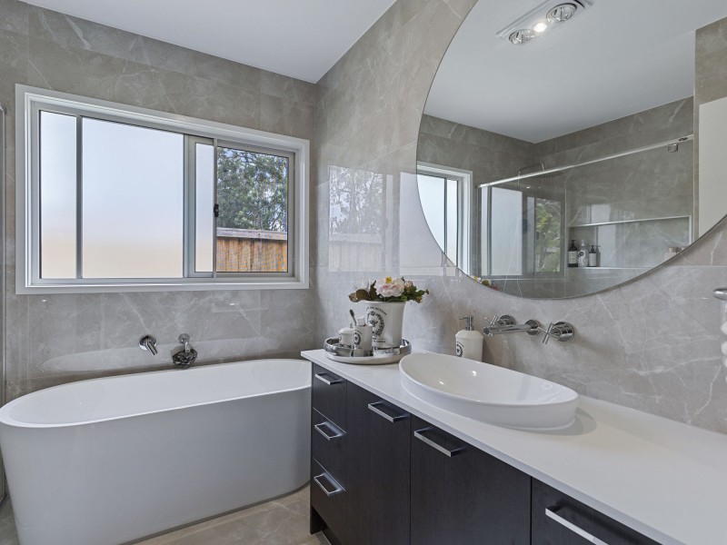 2 Lincoln Crescent, Upper Kedron QLD 4055