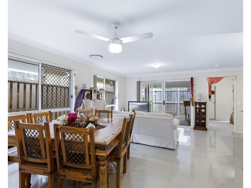 27 BLUE MOUNTAINS CRESCENT, Fitzgibbon QLD 4018