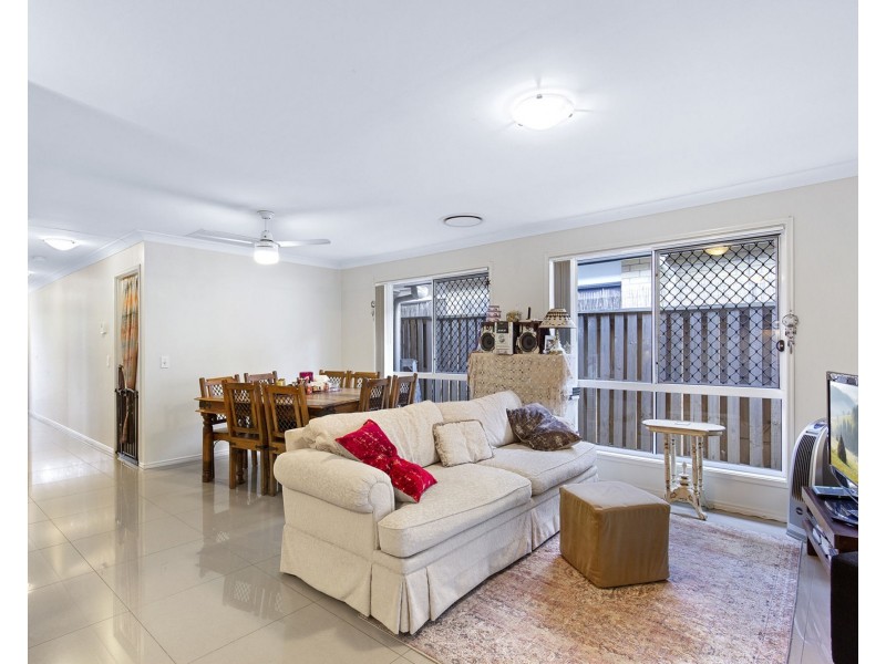 27 BLUE MOUNTAINS CRESCENT, Fitzgibbon QLD 4018