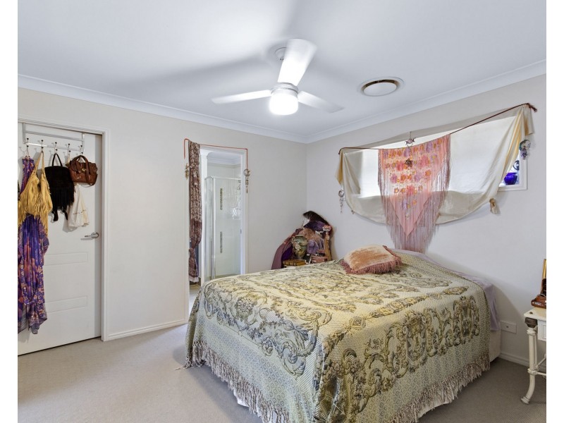 27 BLUE MOUNTAINS CRESCENT, Fitzgibbon QLD 4018