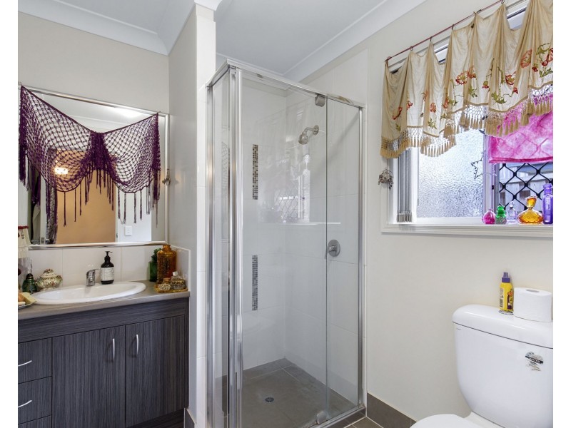 27 BLUE MOUNTAINS CRESCENT, Fitzgibbon QLD 4018