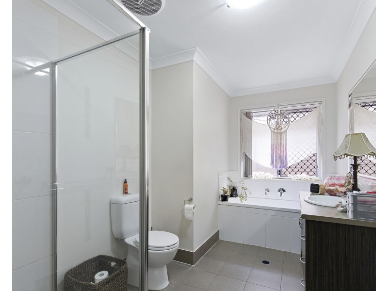 27 BLUE MOUNTAINS CRESCENT, Fitzgibbon QLD 4018