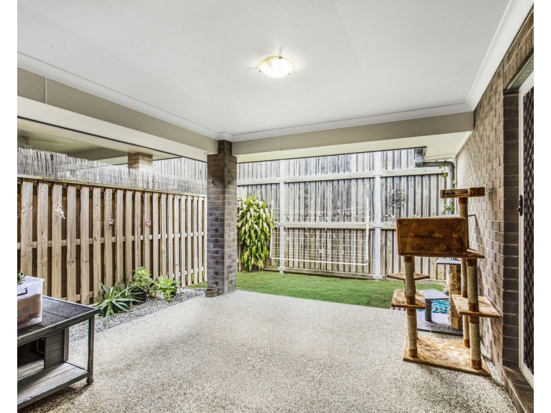 27 BLUE MOUNTAINS CRESCENT, Fitzgibbon QLD 4018