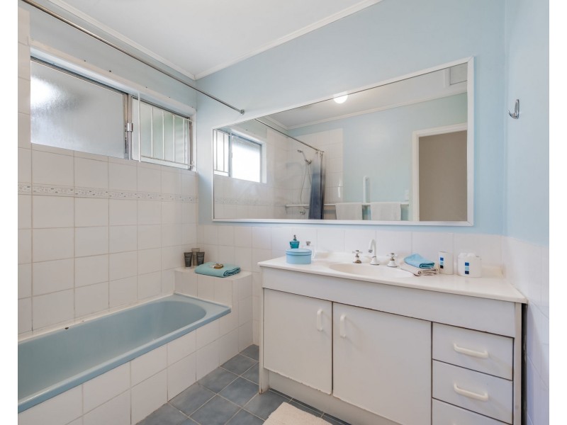 972 South Pine Road, Everton Hills QLD 4053