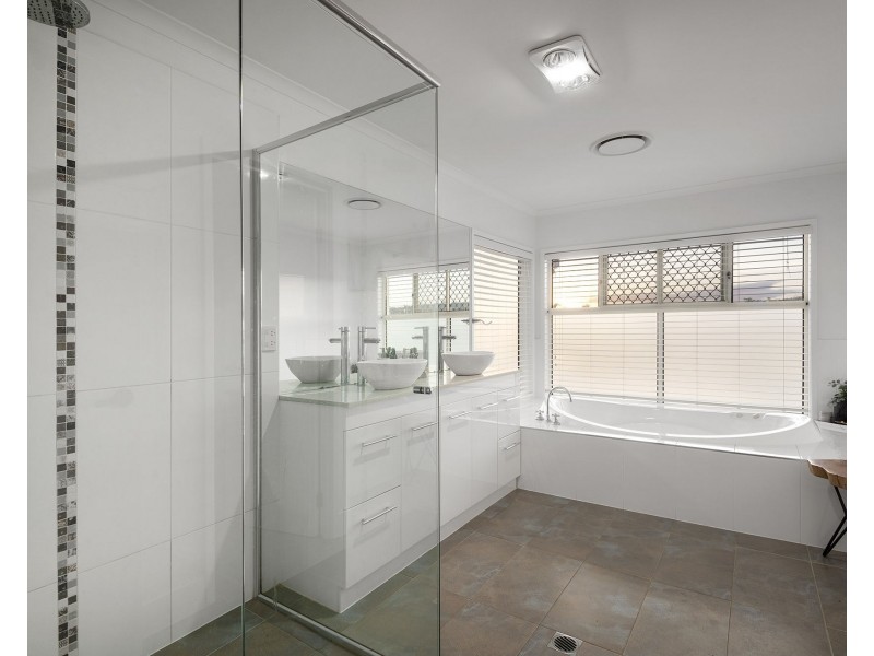 19 Tullylease Place, Chermside West QLD 4032