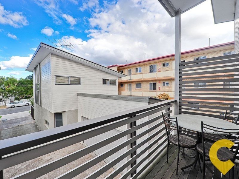 2/64 Kitchener Street, Coorparoo QLD 4151