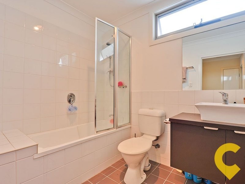 2/64 Kitchener Street, Coorparoo QLD 4151