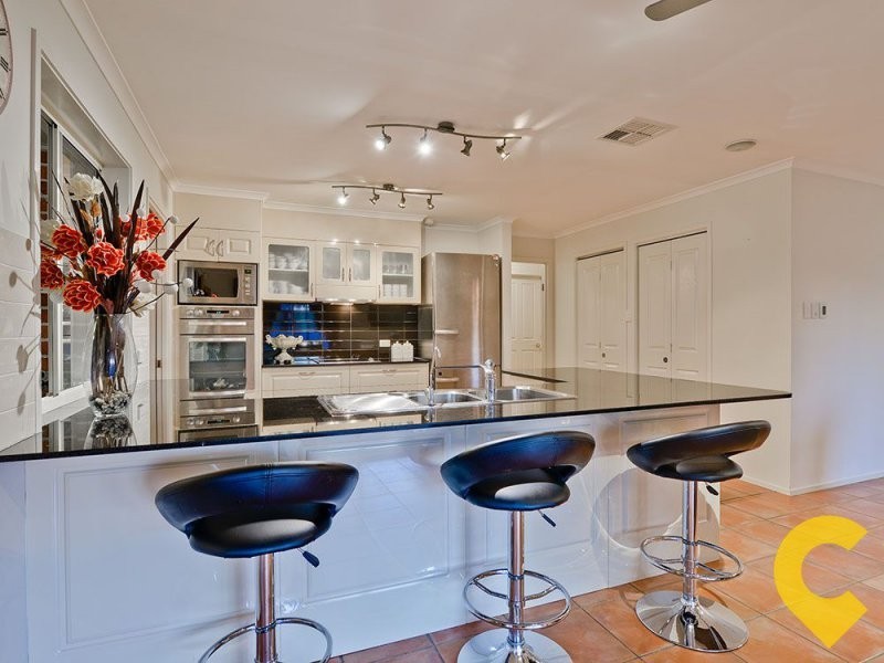 37 Golden Oak Crescent, Carindale QLD 4152