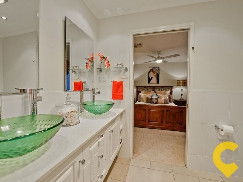 37 Golden Oak Crescent, Carindale QLD 4152