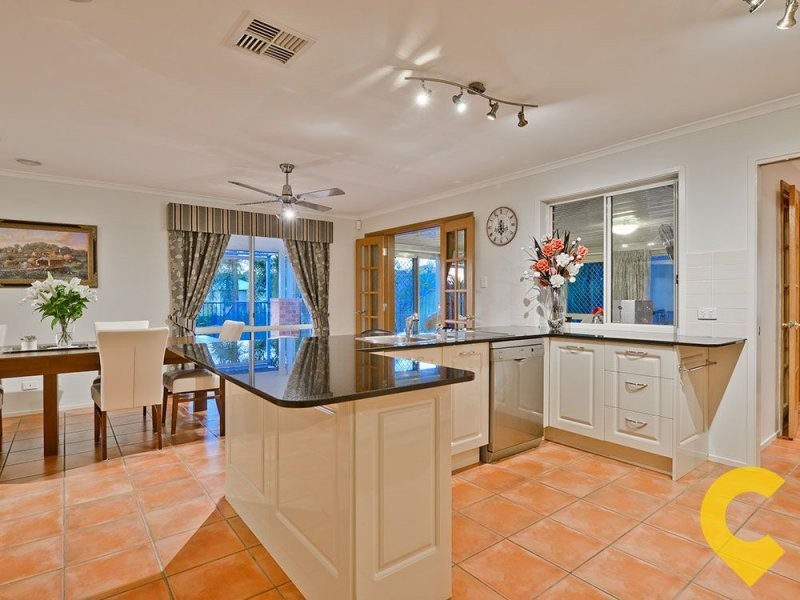 37 Golden Oak Crescent, Carindale QLD 4152