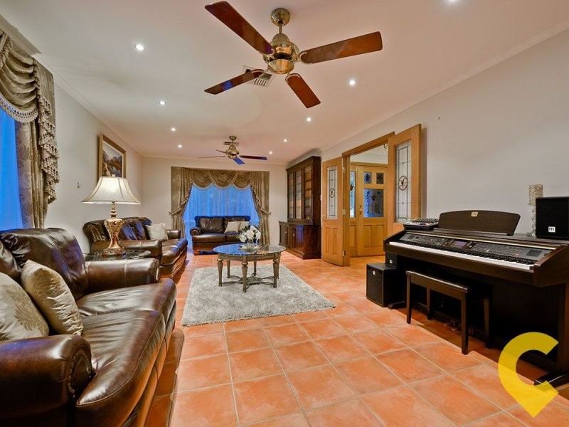 37 Golden Oak Crescent, Carindale QLD 4152